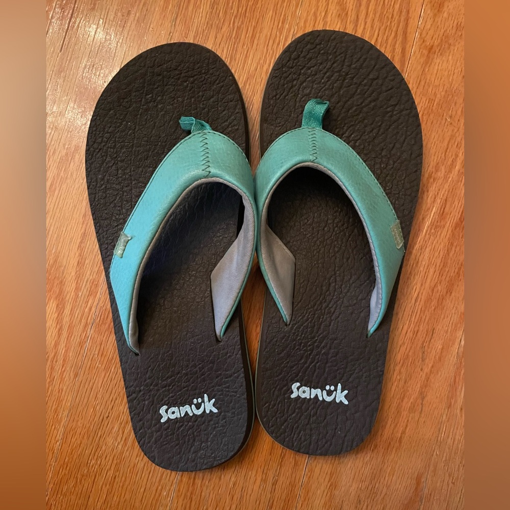 Sanuk 🩴 flip flops - girls size 4/5